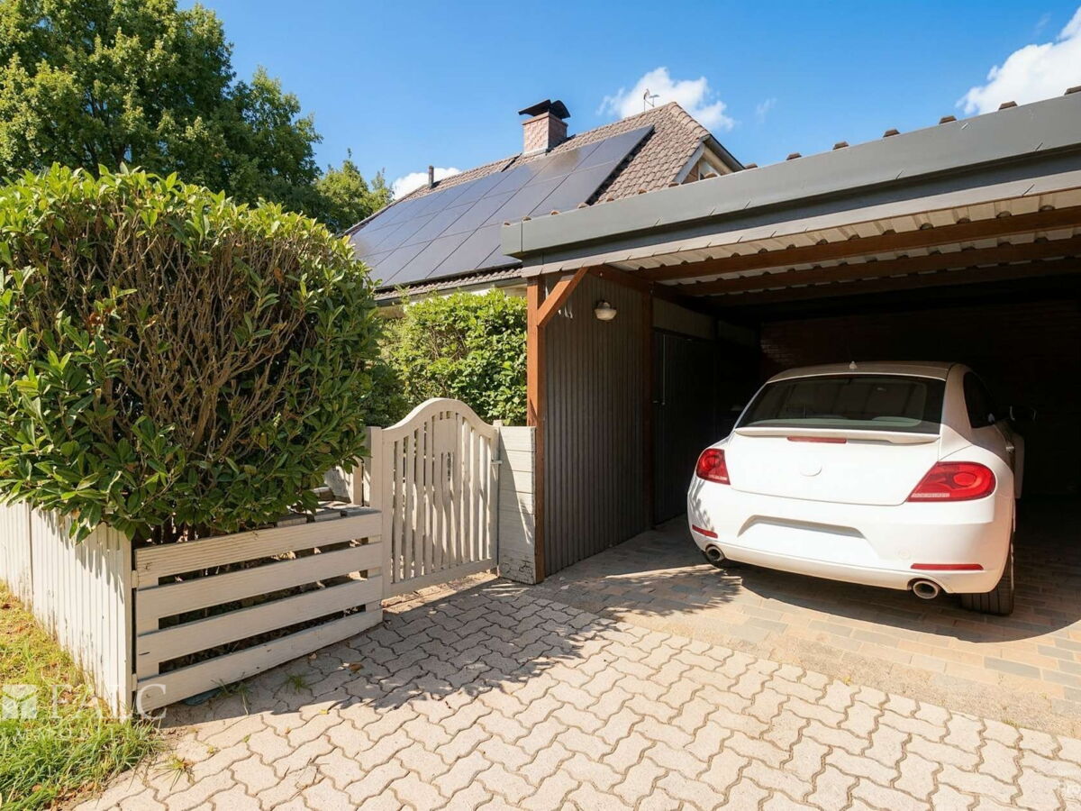 Außenansicht mit Carport - (KI generiert)