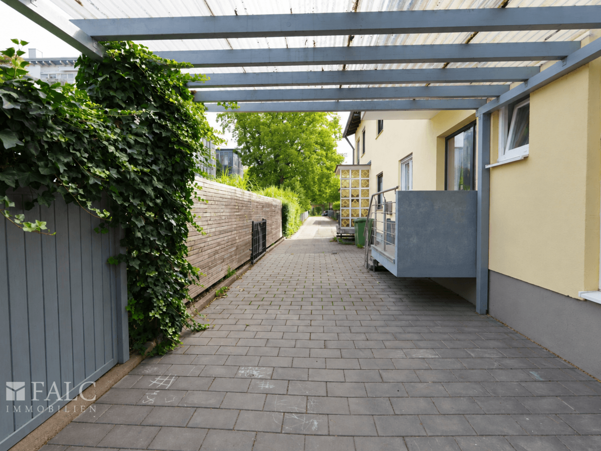 Carport/Zufahrt