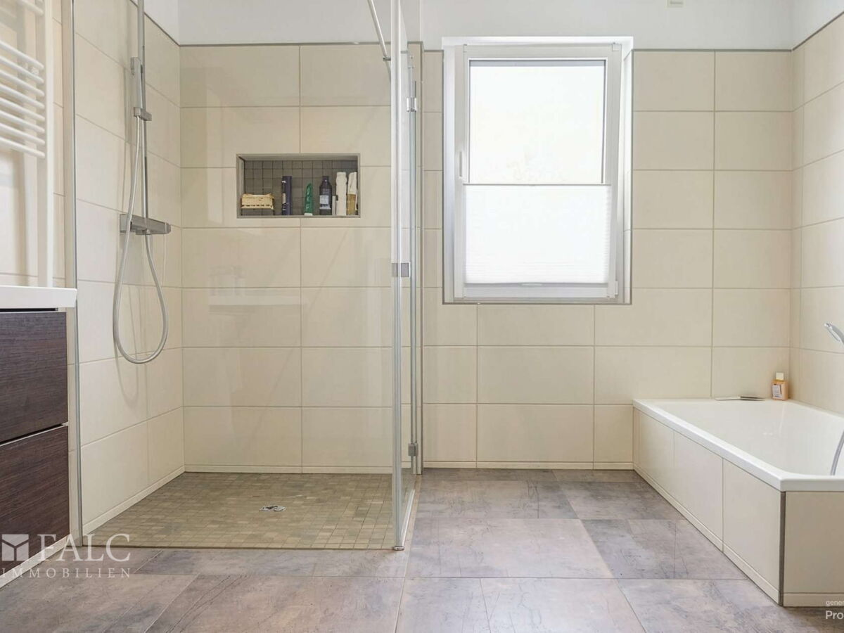 Tageslichtbad mit Dusche und Badewanne