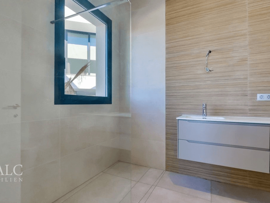Dusche und Bad / Shower and bathtub / Ducha y bañera