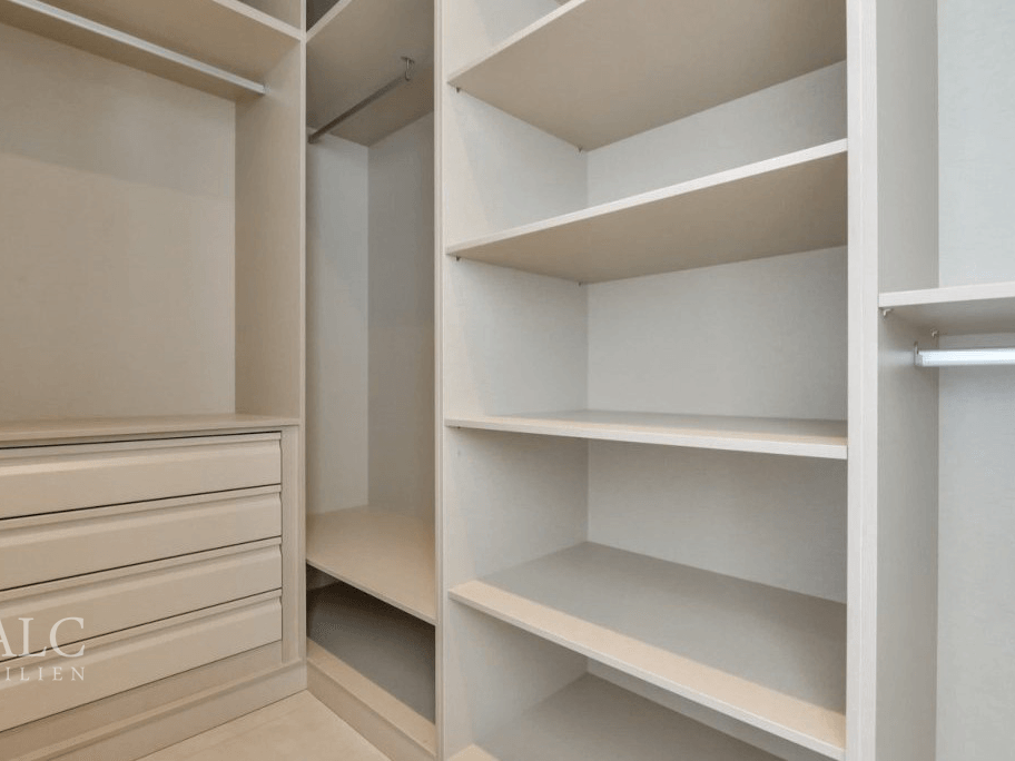 Begehbarer Kleiderschrank