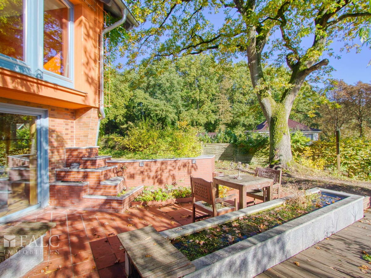 Terrassenbereich mit Wasserbecken