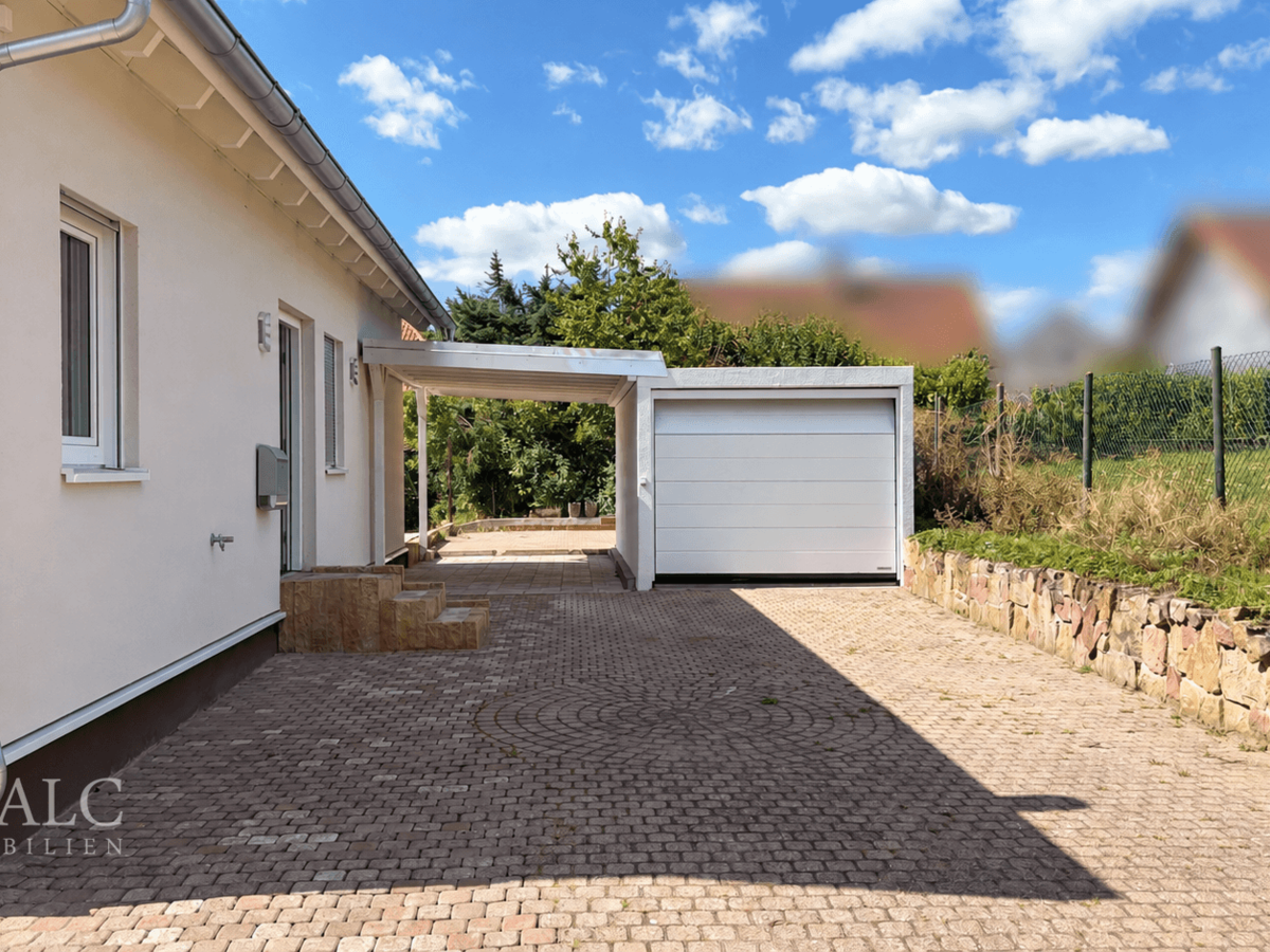 Außenansicht mit Garage