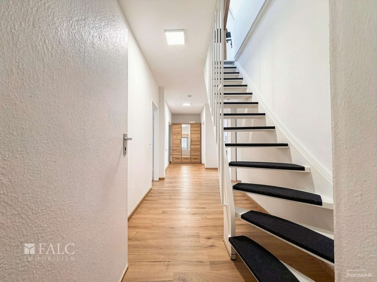 Flur mit Treppe 