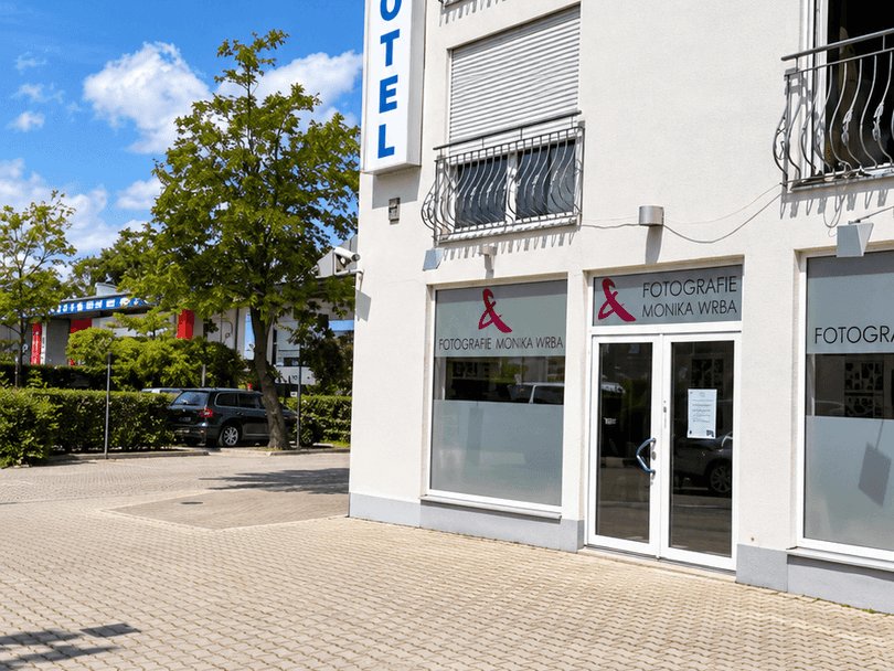 Hotel mit Fotostudio im Sonnenschein