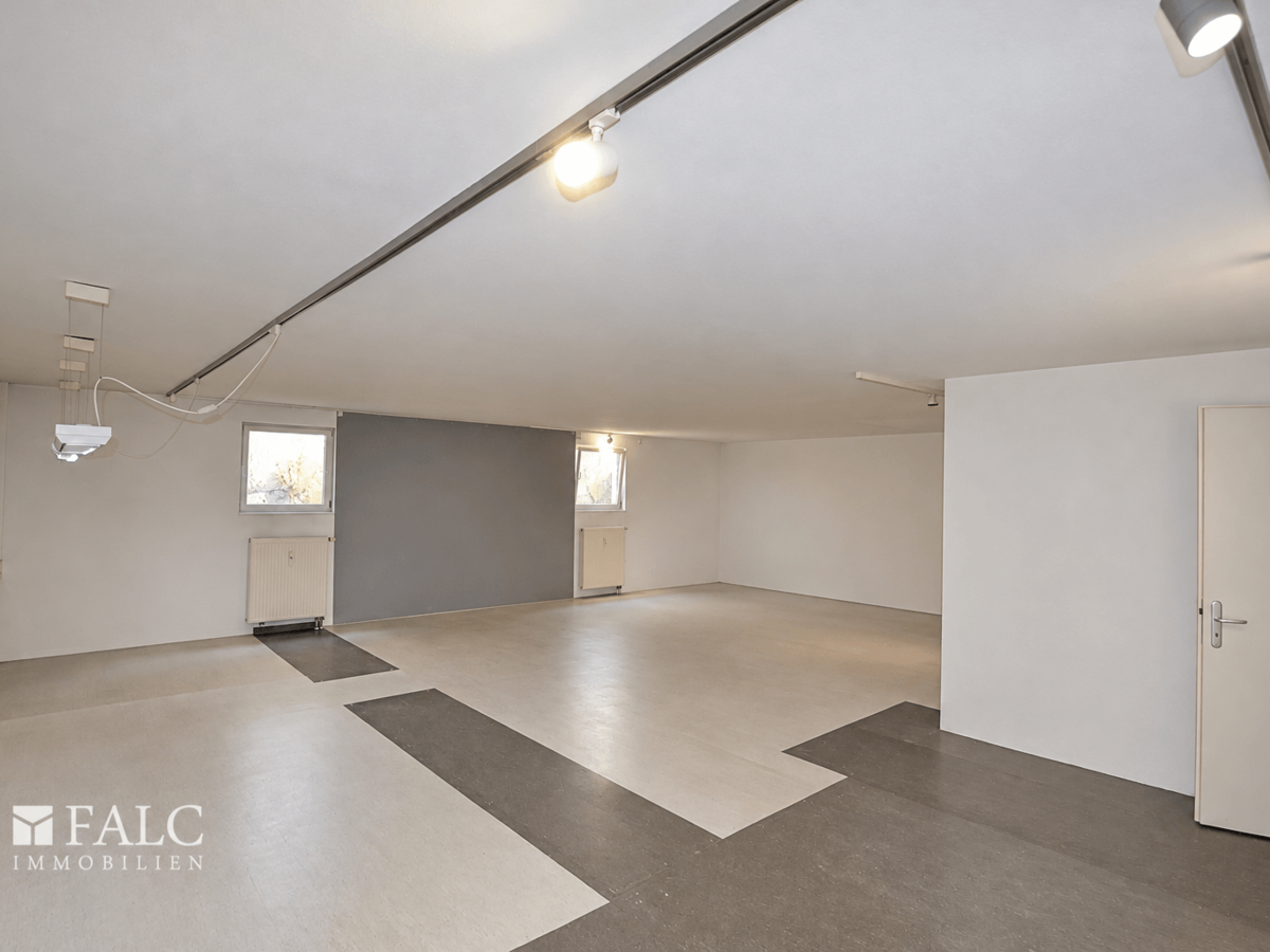 Moderner leerer Büro-Kellerraum