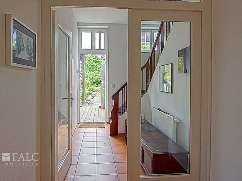 Flur mit Blick in den Garten