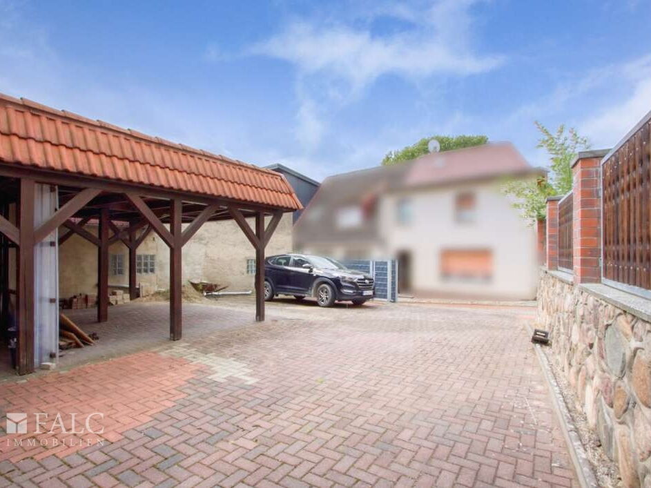 Blick vom Hof Richtung Tor