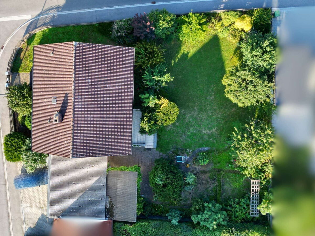 Drohnenaufnahme - Draufsicht Haus mit Garten