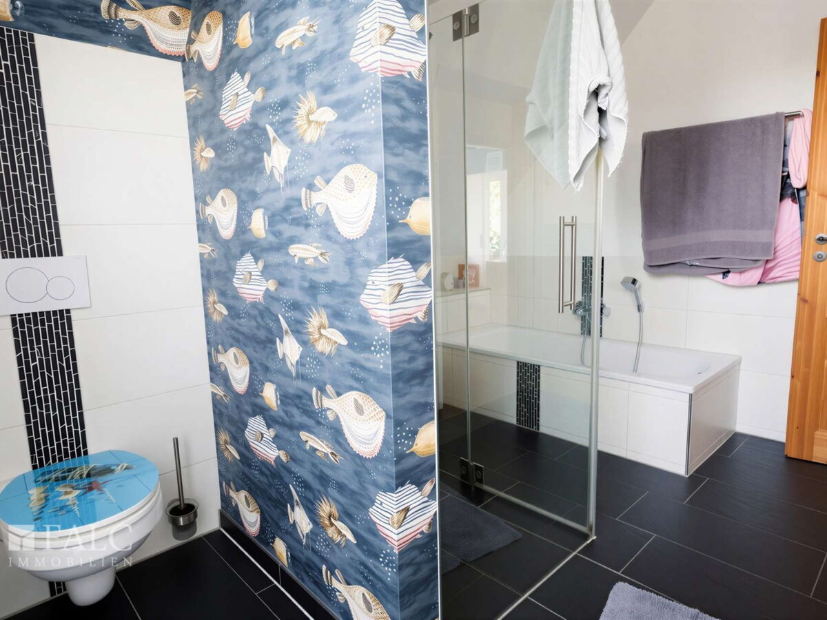 Dusche, Wanne und WC