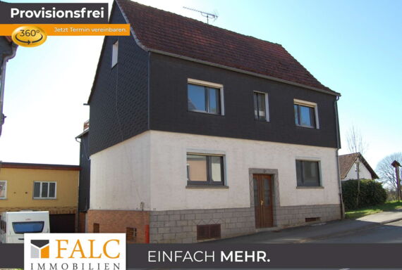 Hausansicht mit Hofeinfahrt