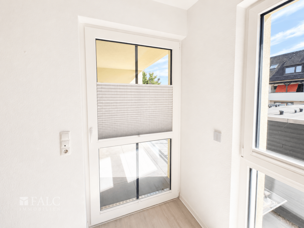 Zugang Balkon mit Sonnenschutz oberhalb (überall)