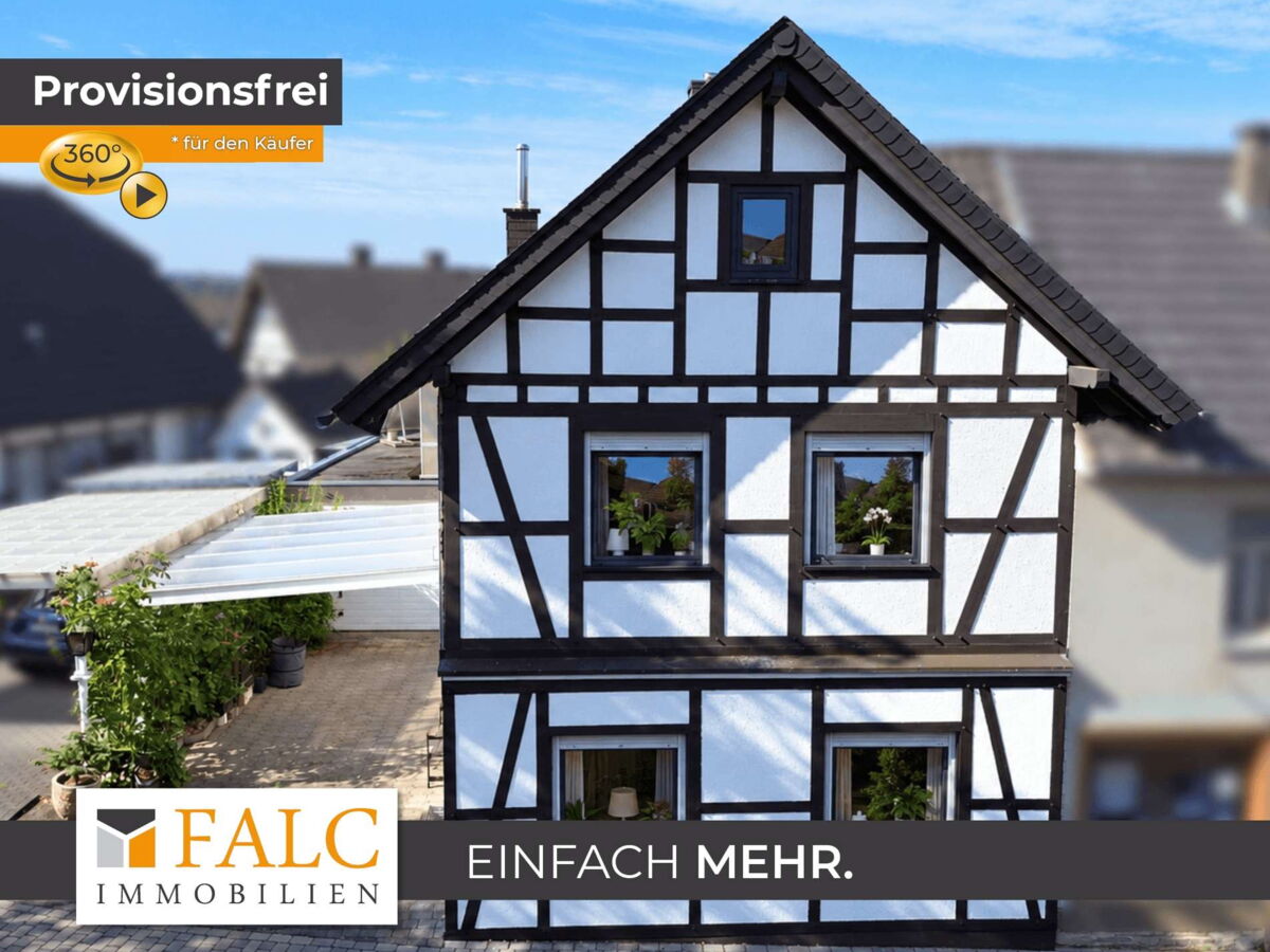 Traditionelles Fachwerkhaus im Sonnenlicht