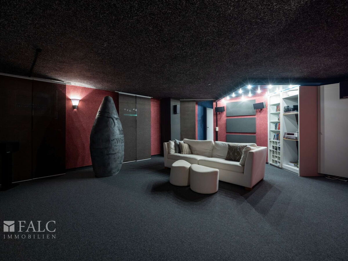 UG Heimkino schräg Blick Tür
