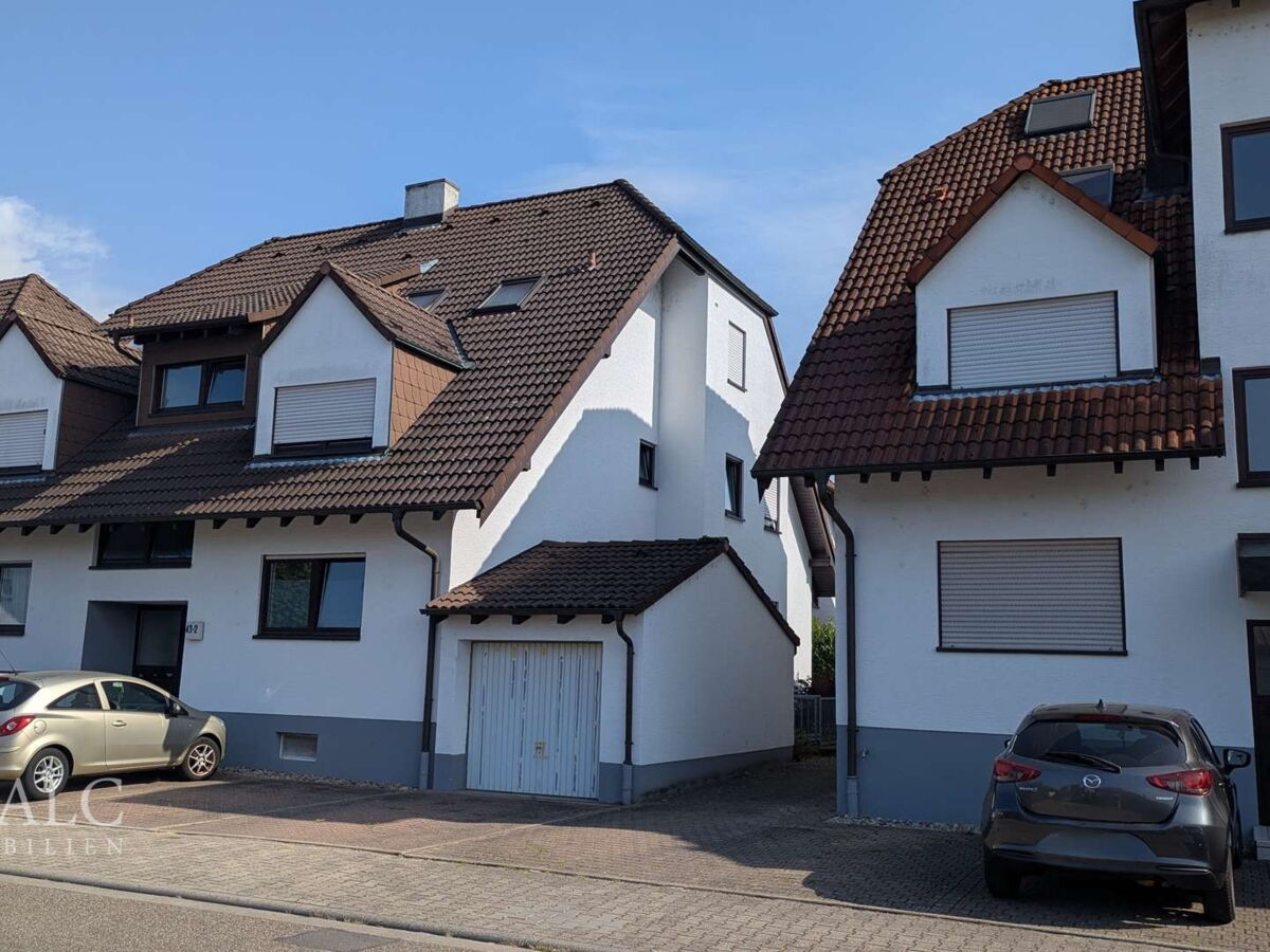 Außen mit Garage