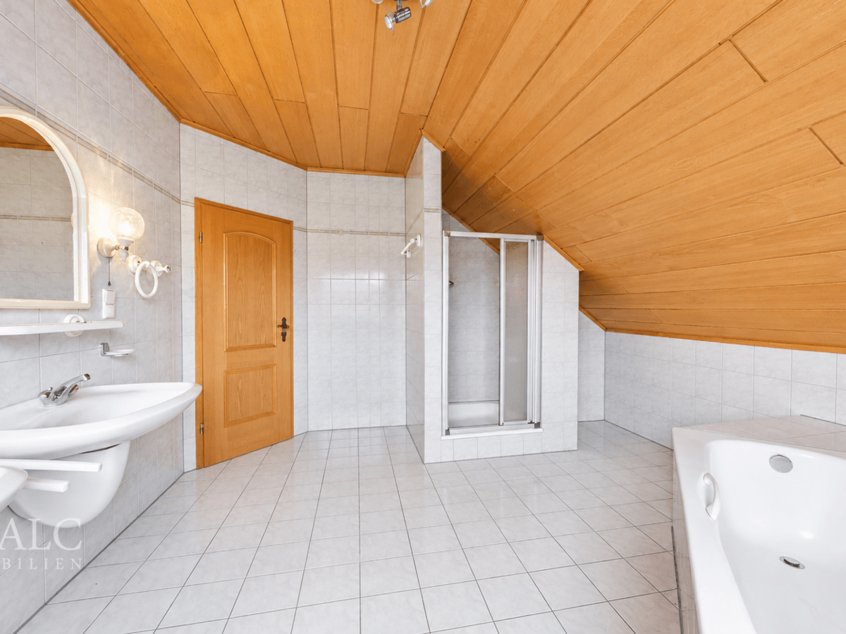 Badezimmer mit Badewanne und Dusche 