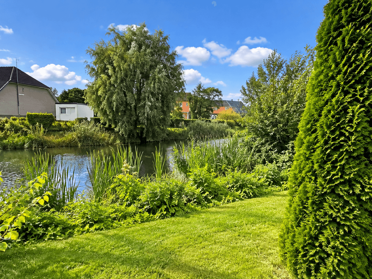 Garten mit Wasserlauf