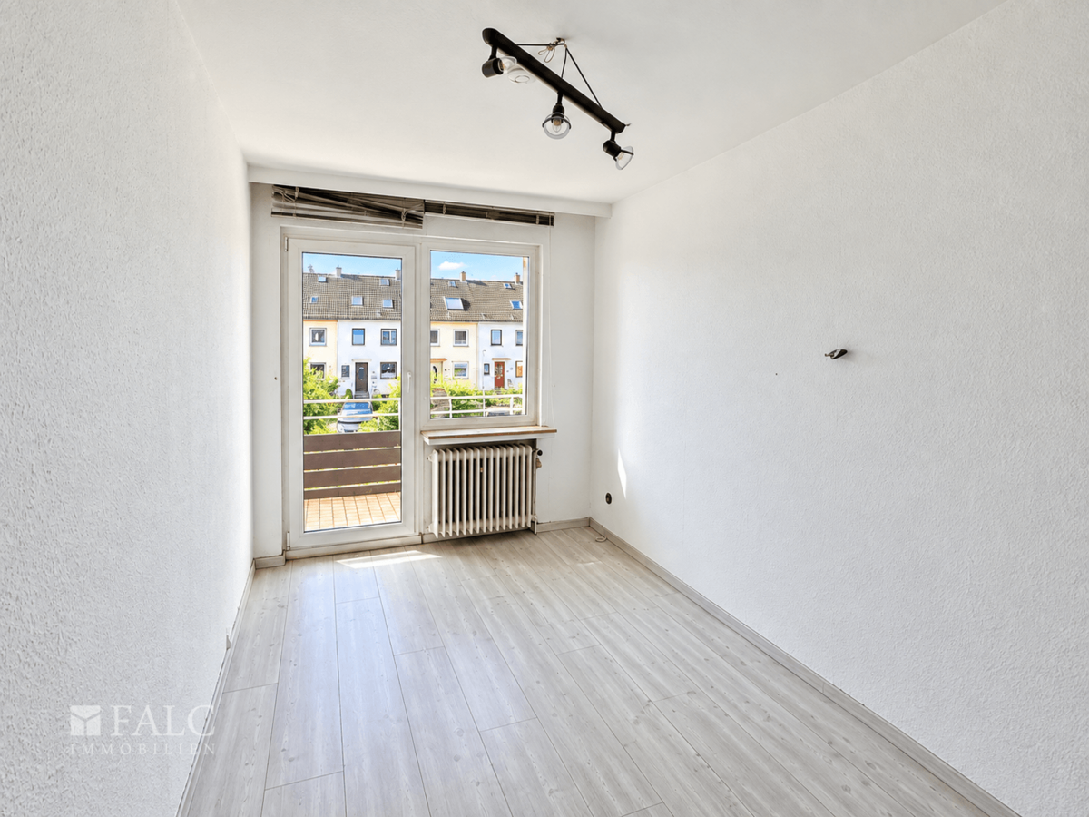 Weiteres Zimmer im 1.Obergeschoss mit Zugang zum Balkon