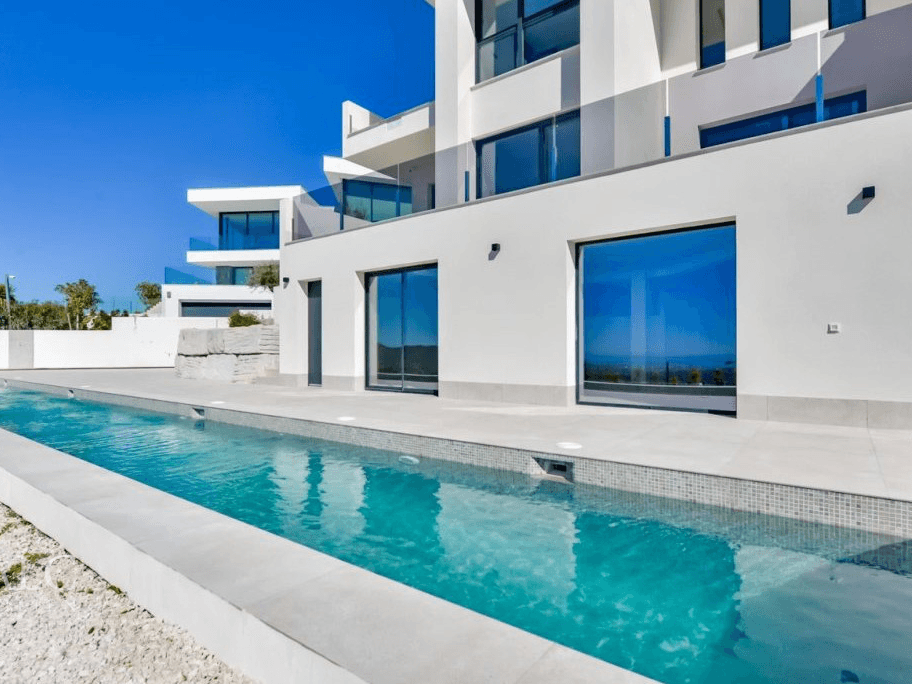 Frontansicht Poolbereich / Front view of the pool area / Vista frontal de la zona de la piscina