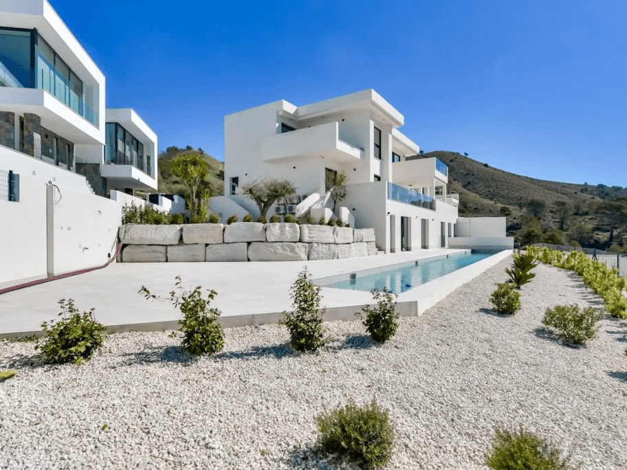 Außenansicht mit Pool / Exterior view with pool / Vista exterior con piscina
