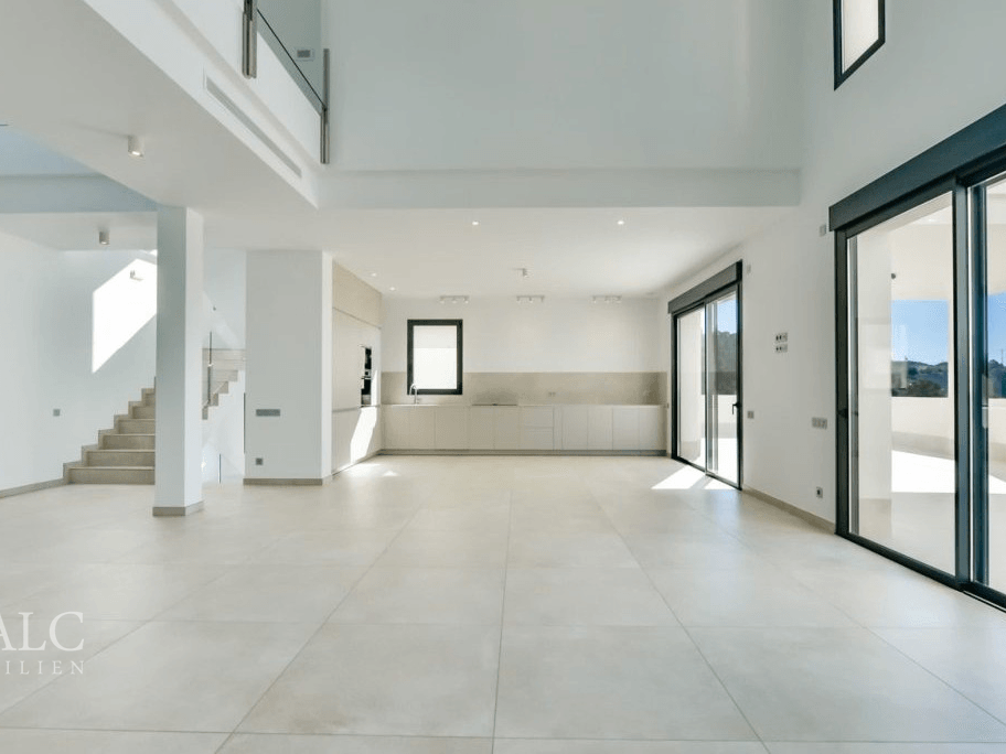 Offene Küche zum Wohnbereich / Open-plan kitchen connected to the living area / Cocina abierta al salón