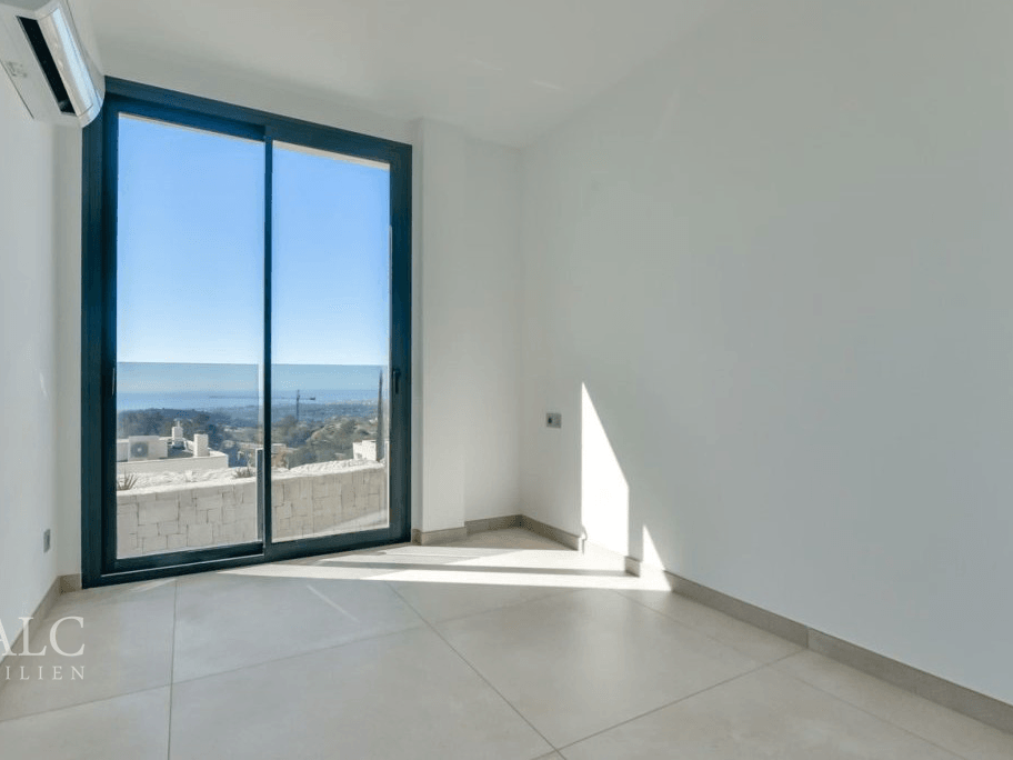 Zimmer mit Terrassenzugang / Room with access to the terrace / Habitación con acceso a la terraza