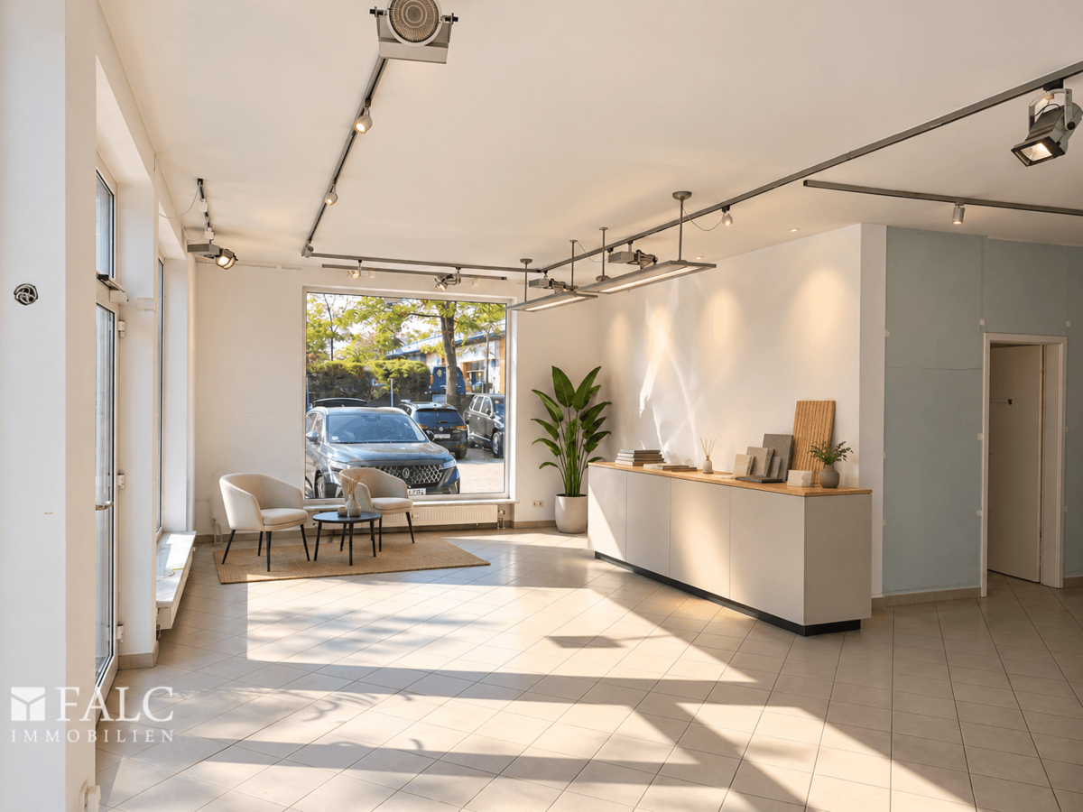 Heller moderner Immobilien-Showroom mit Empfang