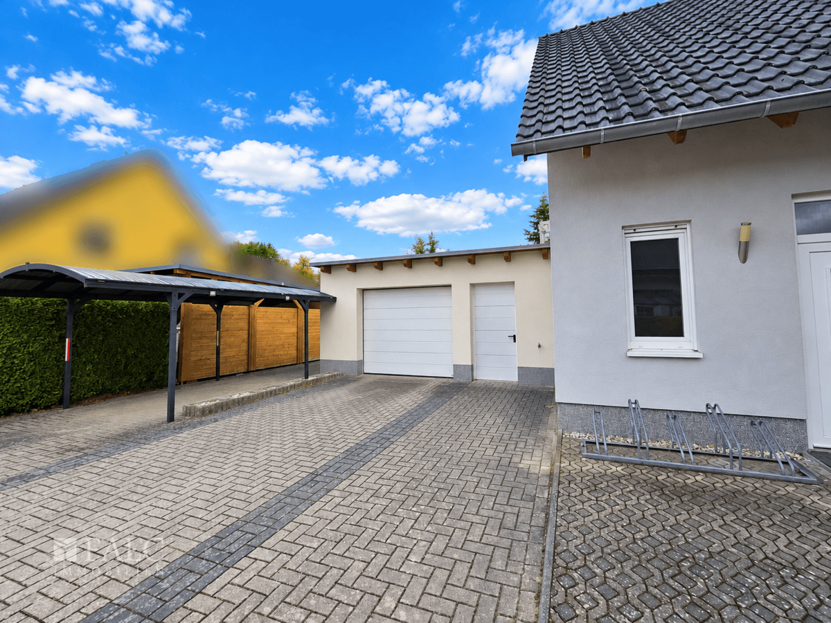 Ansicht  Garage und Carport