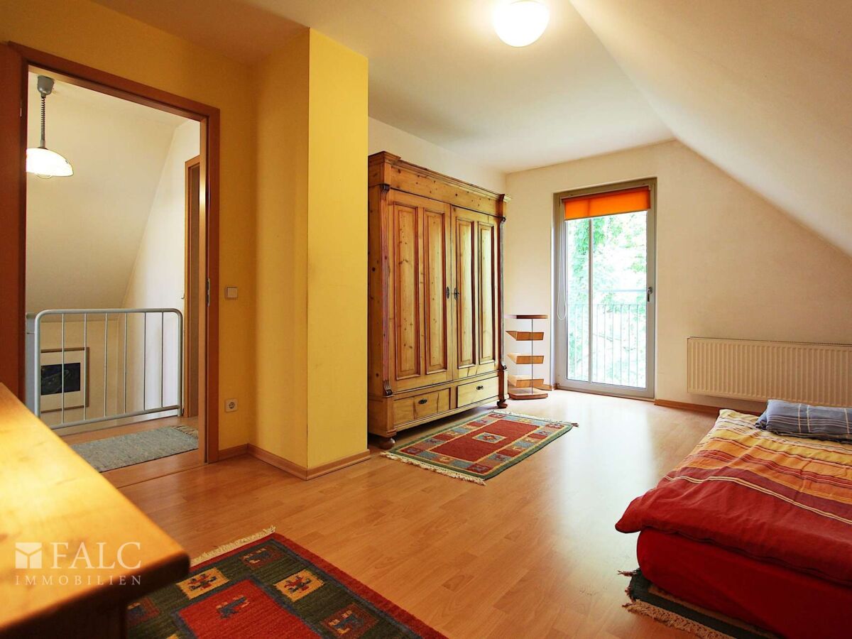 Kinderzimmer mit Blick in die Baumwipfel