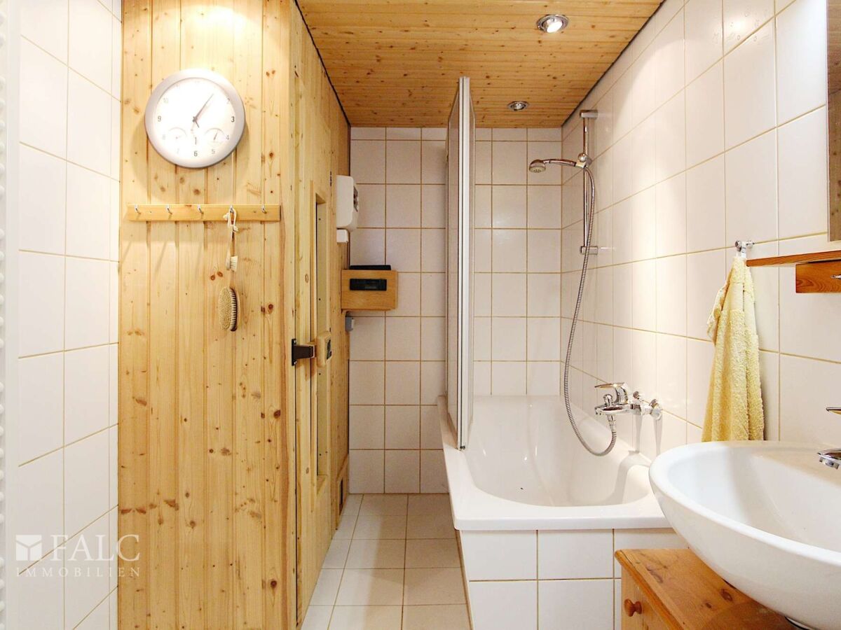 Eigene Sauna mit Dusche