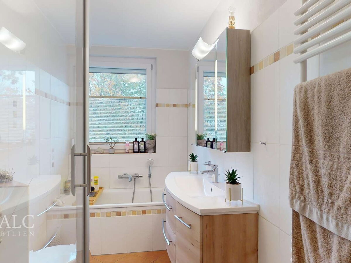 Bad mit Dusche und Wanne