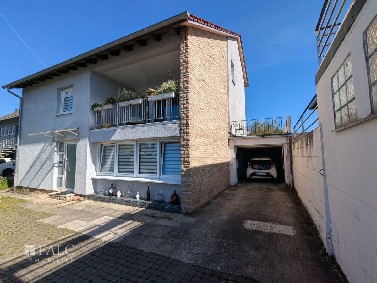 außen. vorne Garage