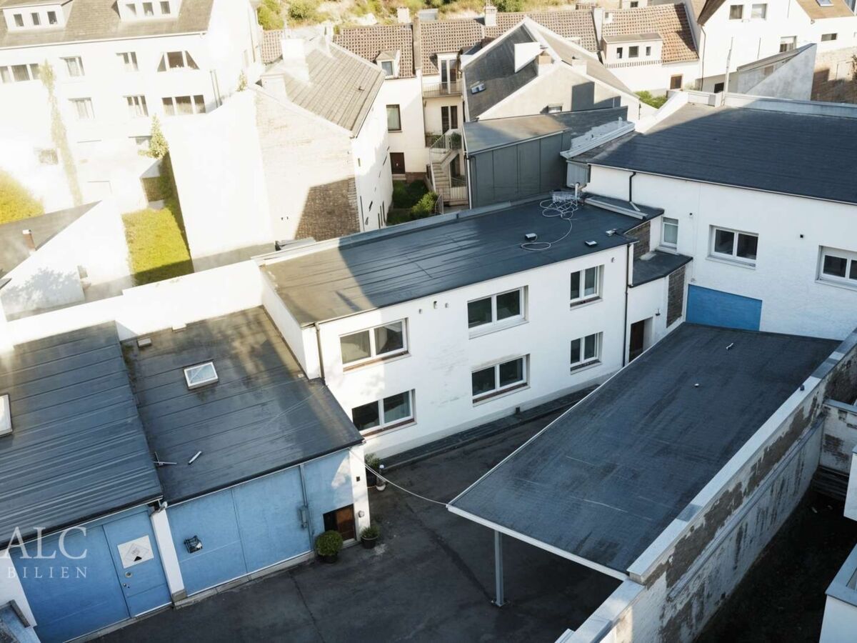 Gewerbehalle und Mehrfamilienhaus