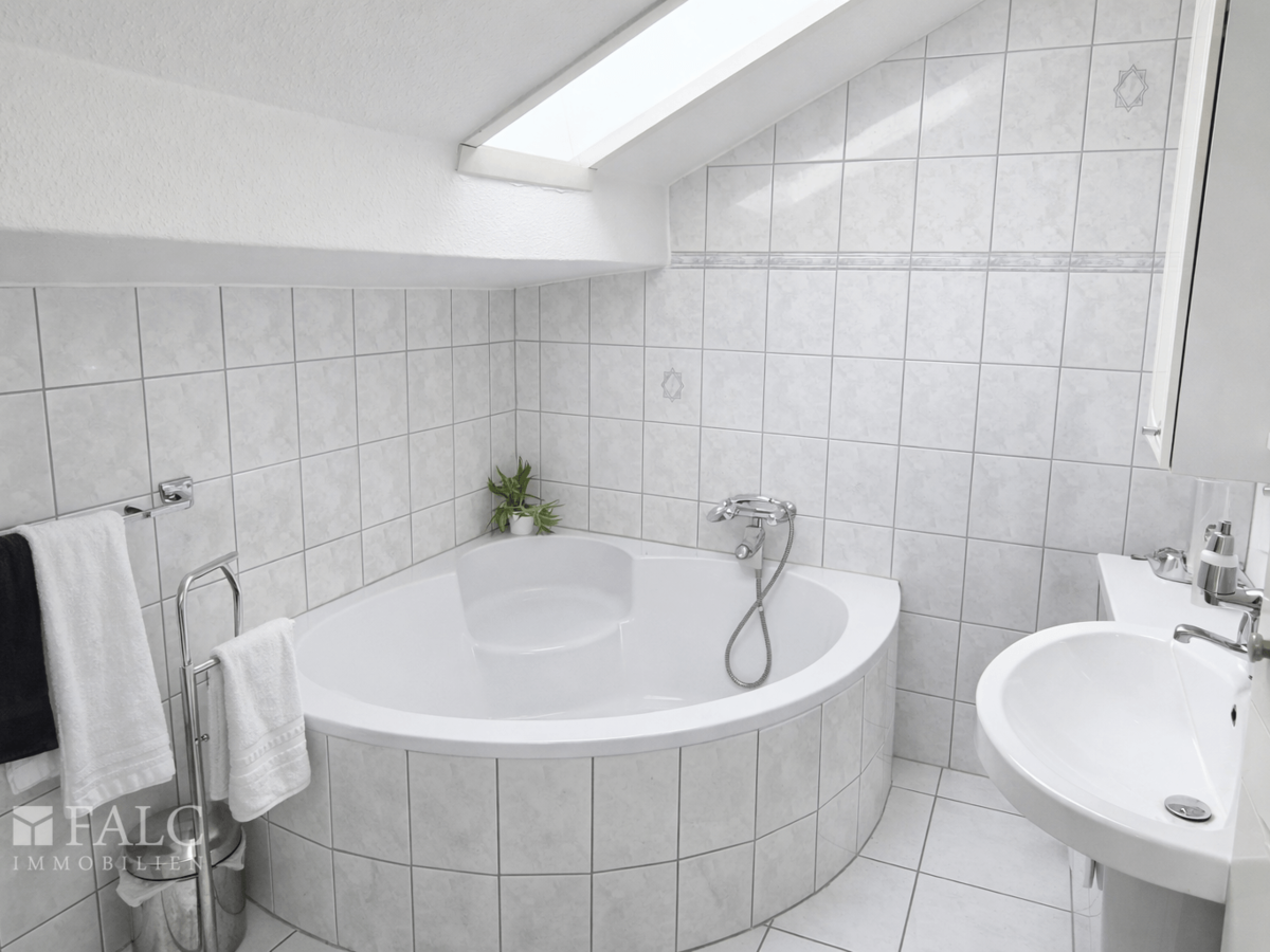 Badezimmer mit Badewanne oben