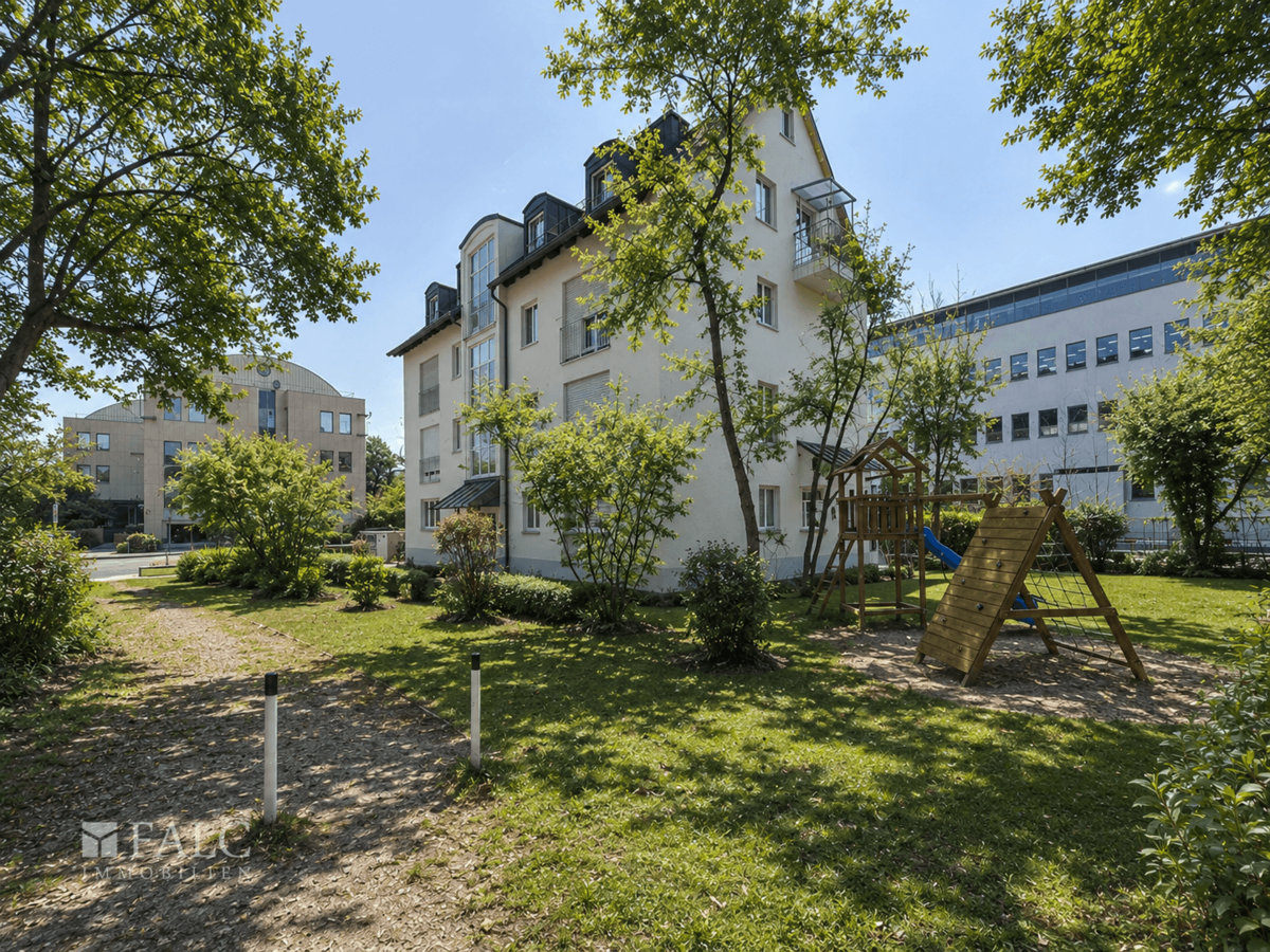Außenansicht mit Spielplatz