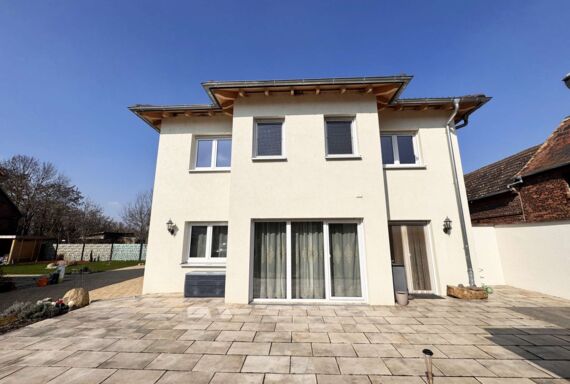 Hausansicht mit Terrasse