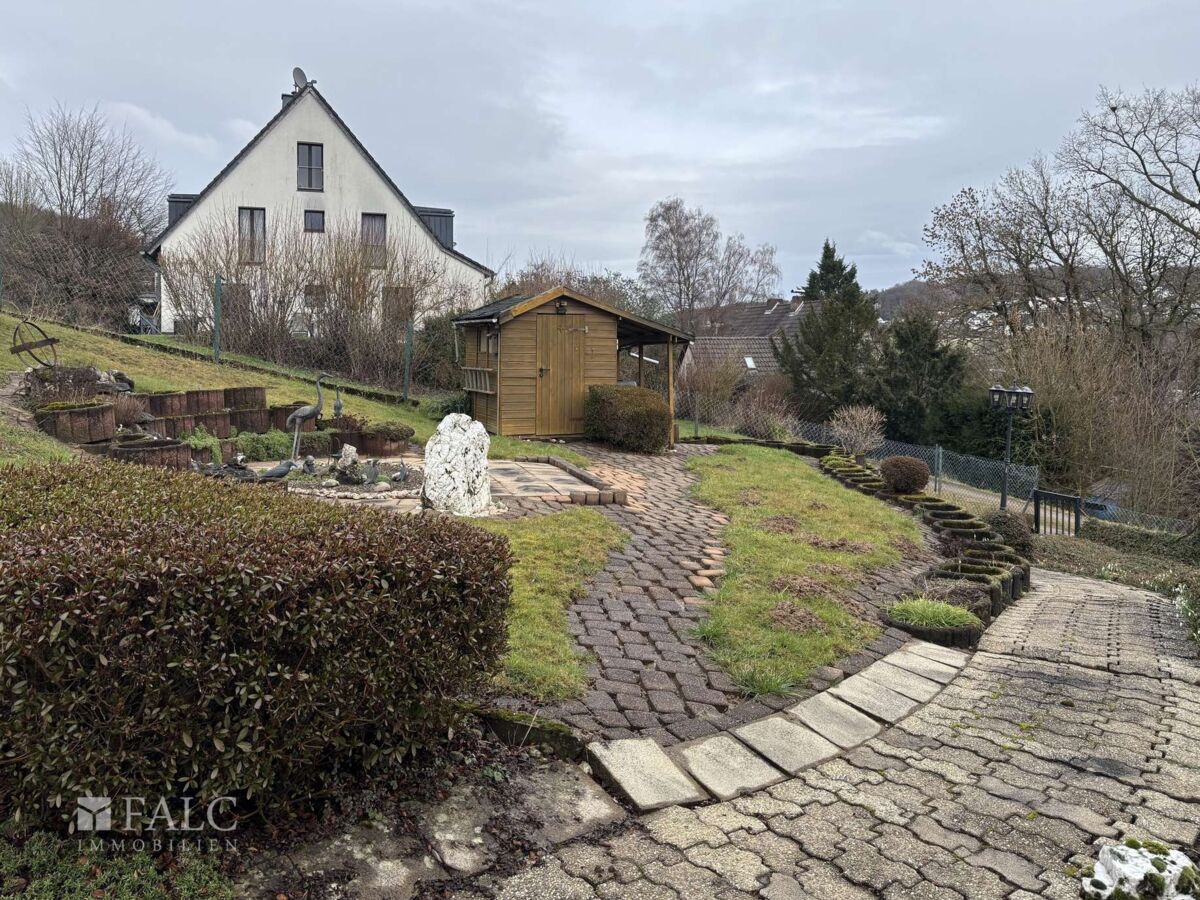 Außenbereich mit Gartenhaus