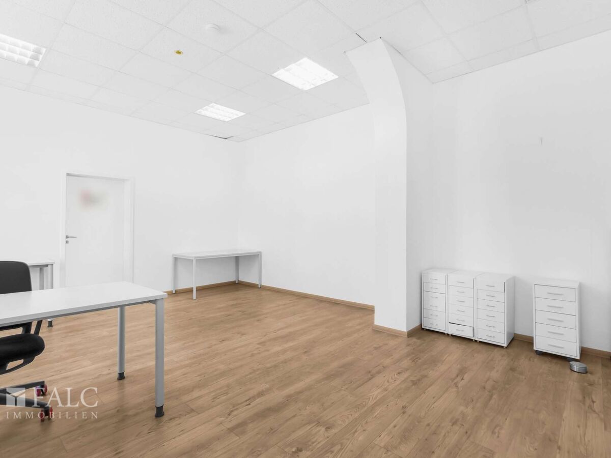 Hinteres Büro mit sep. Zugang