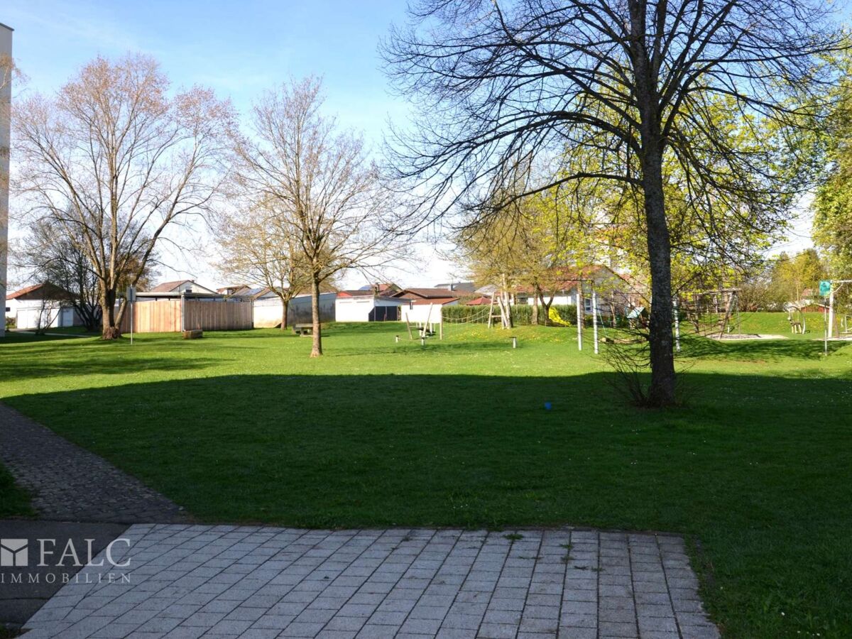 Aussenanlage Spielplatz und Grünfläche