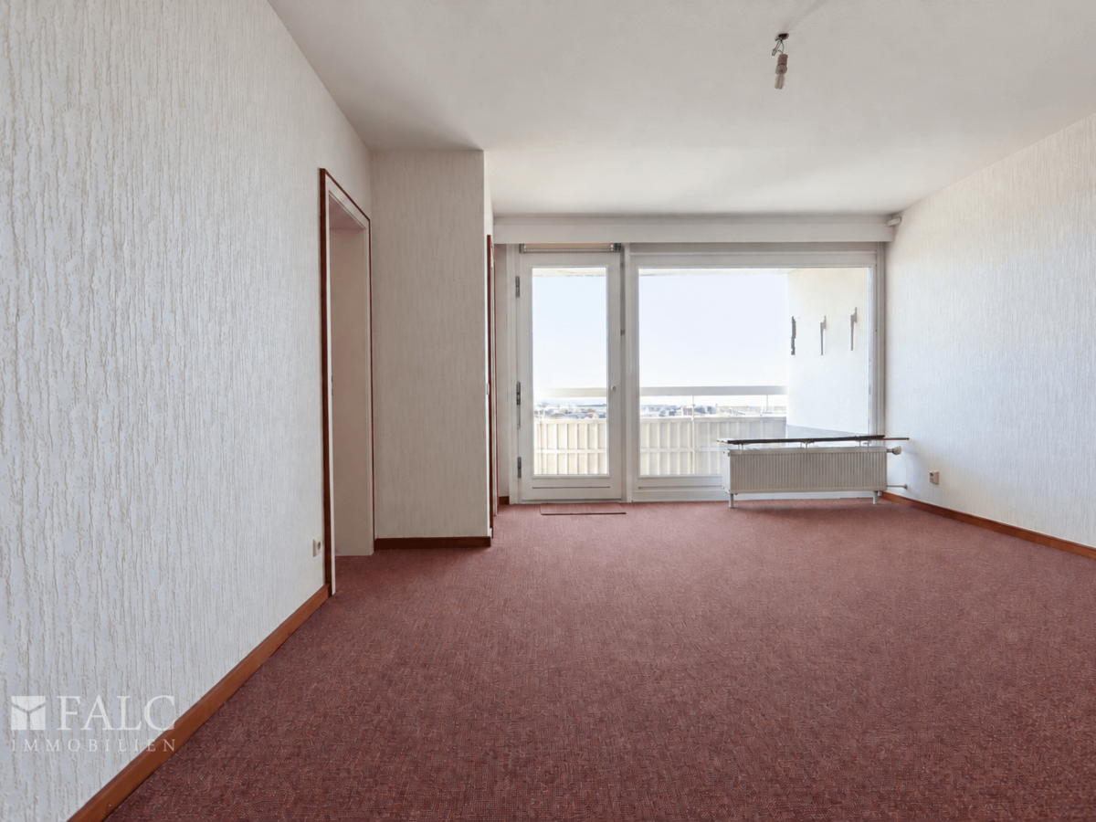 Wohnzimmer mit Zugang zur Loggia Bild 1