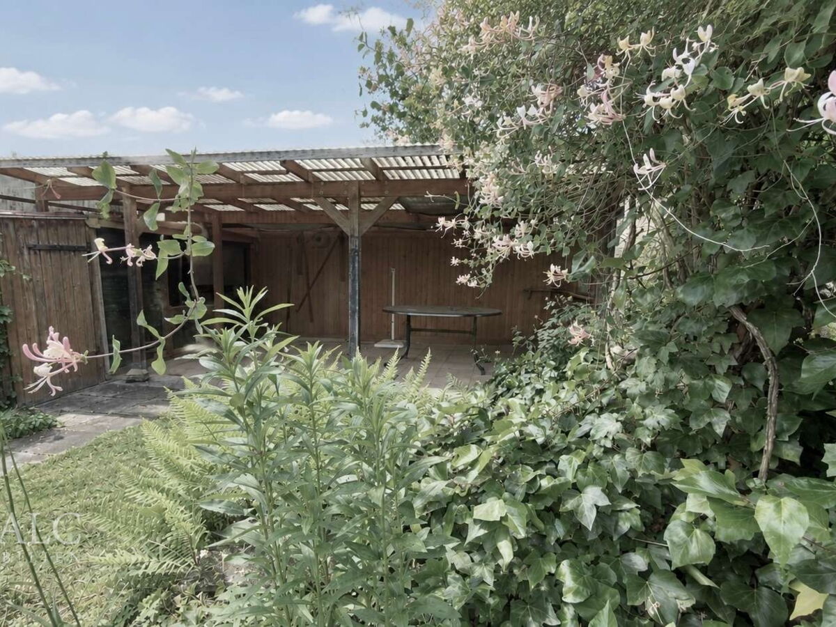 Garten mit Pavillion 