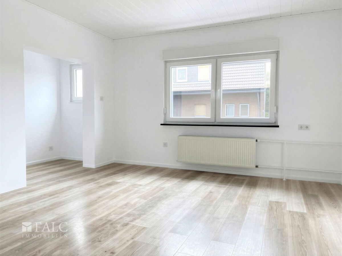 Wohnzimmer (Wohnungsbeispiel KI generiert nach Renovierung)