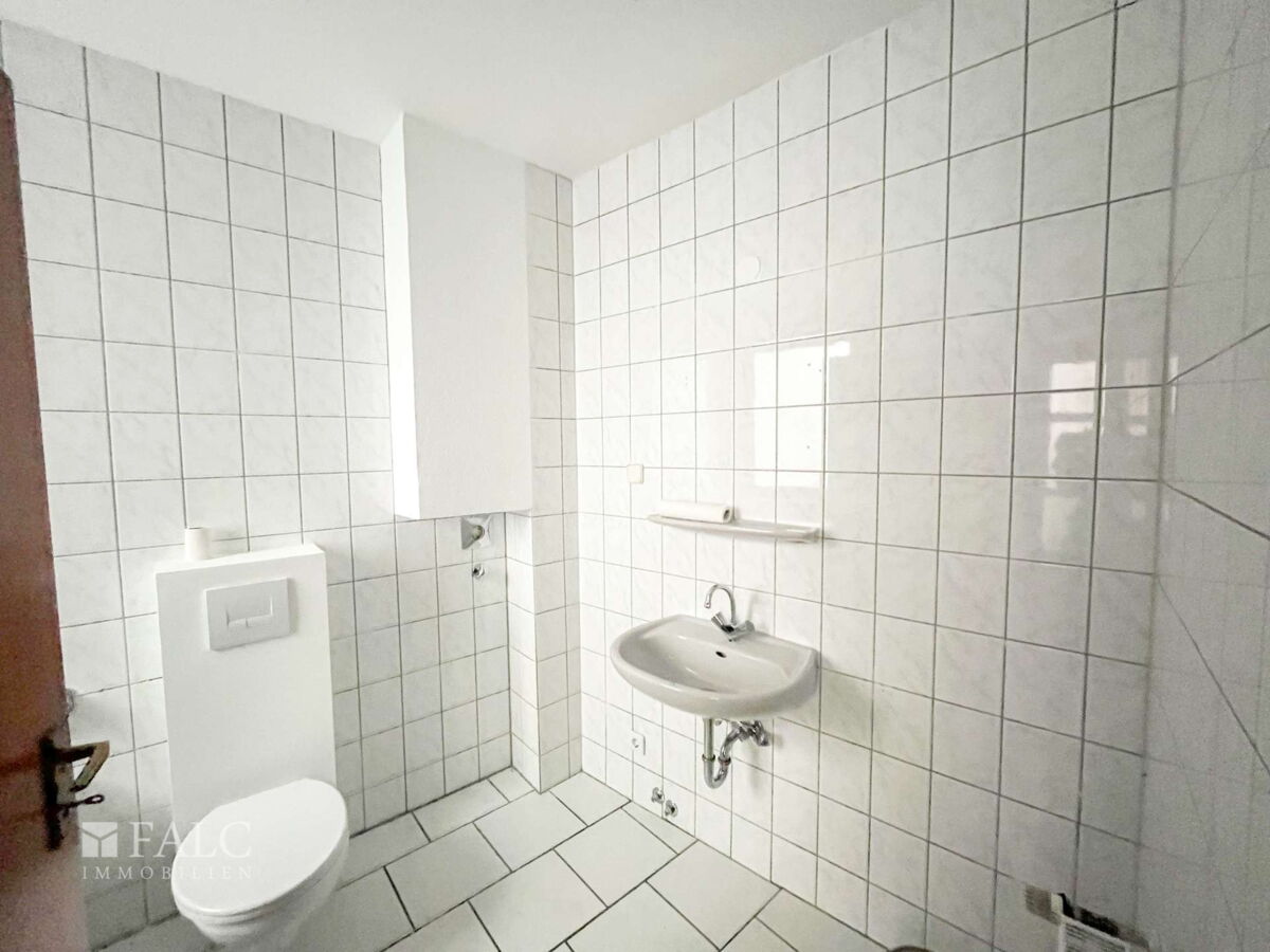 Hinterhofgebäude Erdgeschoss Badezimmer