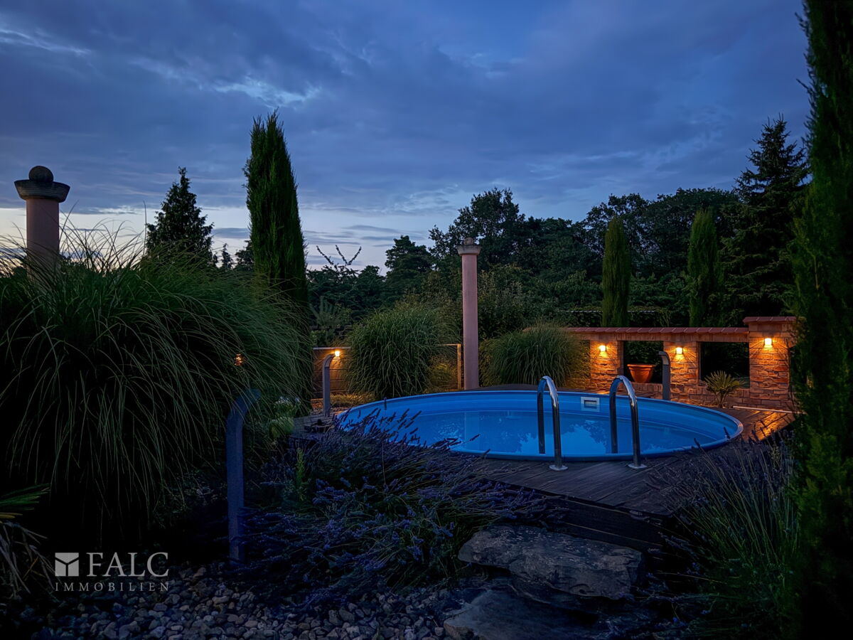 Pool bei Dämmerung