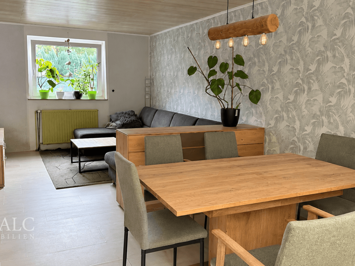 Wohnzimmer mit Essbereich (KI-generiert)