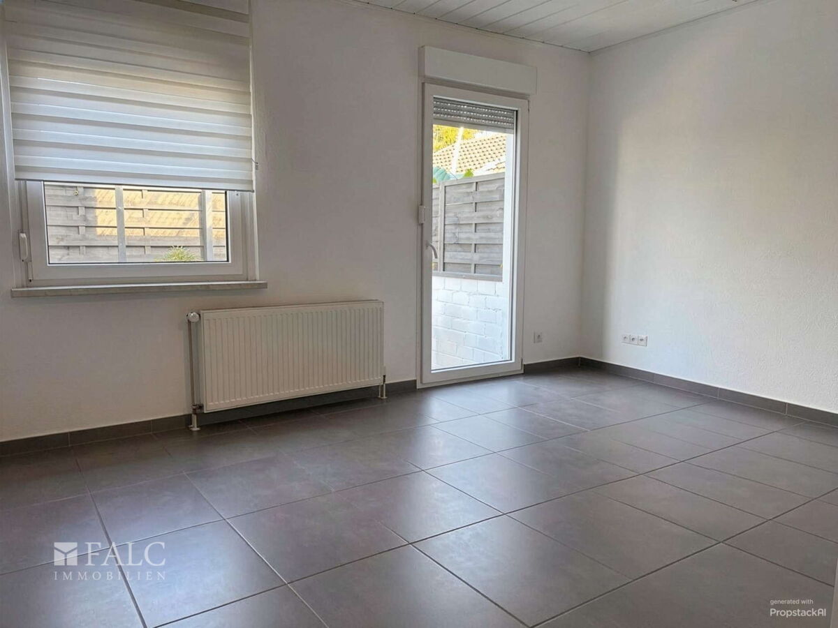 Wohnzimmer / Büro - (mit KI als leerer Raum gestaltet)