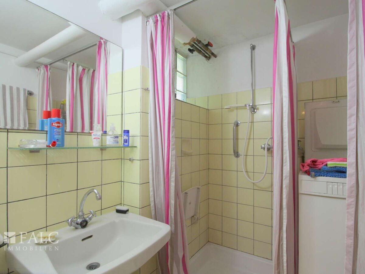 Badezimmer UG (vor Entkernung)