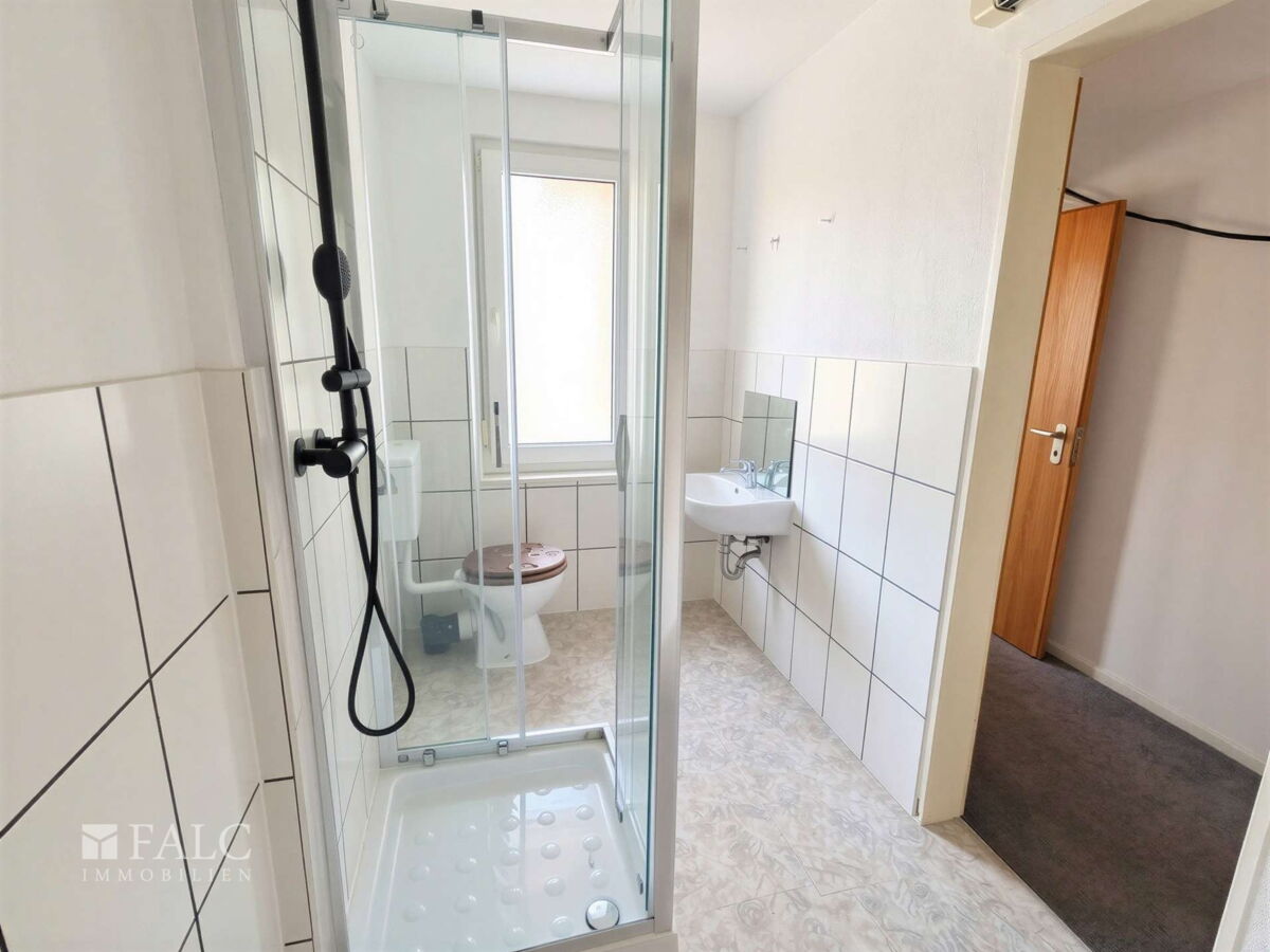 Bad 2 mit Dusche im 1. OG