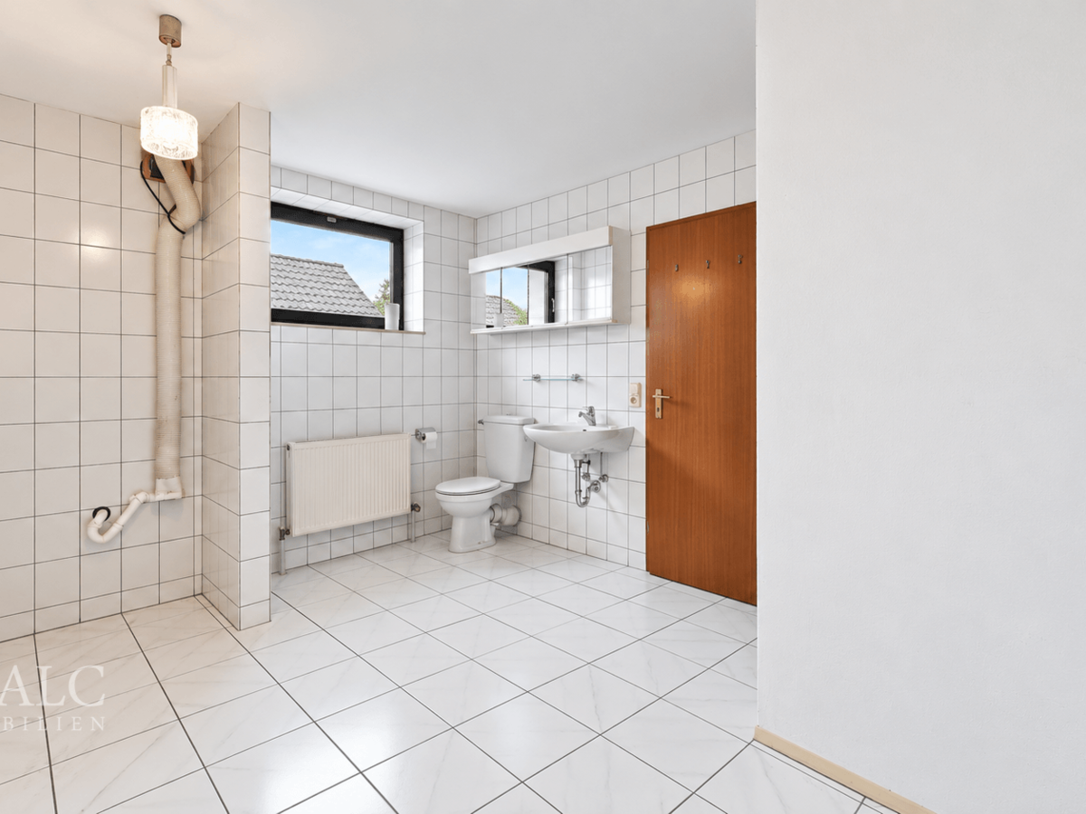  Badezimmer + Waschküche mit Fenster Keller