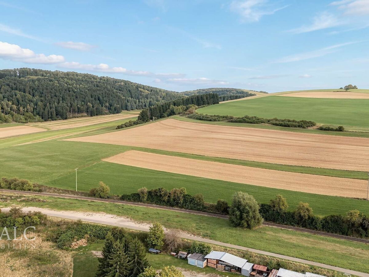 Weitläufige Landschaft rund um den Ort
